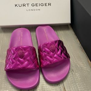 Kurt Geiger - Meena Eagle Metallic Sliders - Fuchsia